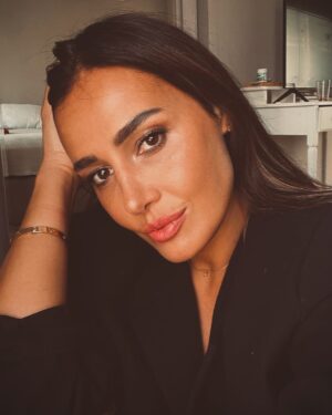 Haala Shiha Instagram - سأبدأ العام الجديد بالصلاة و الدعاء لاهل فلسطين الحبيب ،القوي ،الصامد ،ارسل لهم رسالة حب و اُقّبل رؤسهم و انحني لصمودهم سائلة الله سبحانه و تعالي ان يرفع عنهم البلاء و يُنزل عليهم السكينة و يرحم شهدائهم و يشفي مرضاهم و جرحاهم و يربط علي قلوب امهاتهم و رجالهم و يحفظ أطفالهم من كل سوء . 
و ارسل رسالة لكل الامة العربية ان اتحدوا لإنقاذ فلسطين المقدسة و أبناءها بكل ما أوتيتوا من مساندة معنوية و مادية  فليس لهم بعد الله إلا مساندتنا و دعمنا 
  كل عام و انتم بخير و بداية لعام جديد يبعث الأمل و الخير و السلام 
🌹❤️