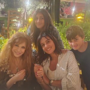 Haala Shiha Instagram - مع النجمة الجميلة نيلي أجمل صدفة النهاردة 🩷🤍
#goodvibes #family #qualitytime
@andrea.egypt