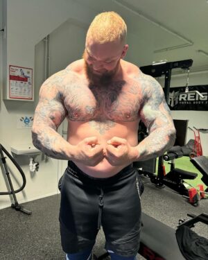 Hafþór Júlíus Björnsson Instagram - Body weight 186kg and increasing. Can you guys see the scar on my pec? @stevemoramd did a pretty good job! 🤌