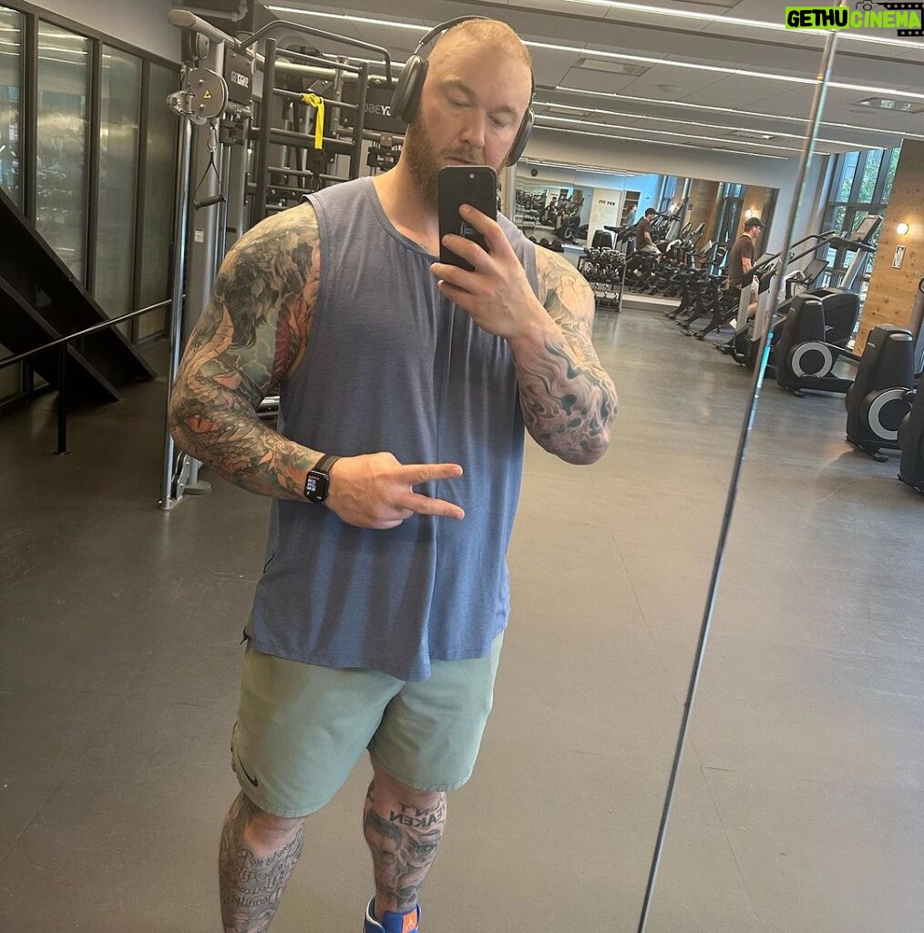 Hafþór Júlíus Björnsson Instagram - What time do you prefer to train at and what’s your favourite body part to train? My favourite body part has to be my lower body (legs) and exercise deadlifts or squats. I prefer to train around 1pm therefore I get in few meals and I have the most energy around that time since I’m a morning person. 💪🫡