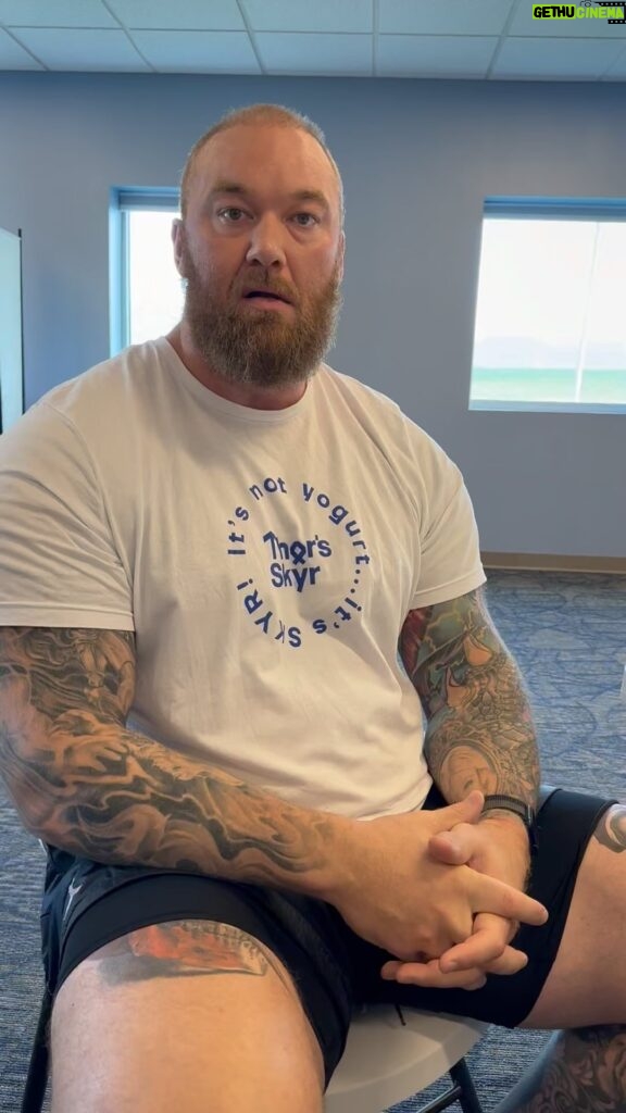 Hafþór Júlíus Björnsson Instagram - 21gr of protein per cup. How is that possible 🤩 @thorsskyr