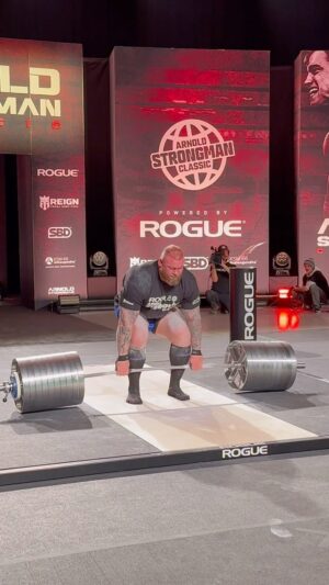 Hafþór Júlíus Björnsson Instagram - HE’S BACKKKKKKK 🔥

@thorbjornsson lifts an unbelievable 1006lbs on the Elephant Bar Deadlift as he’s cheered on by Arnold himself at the Arnold Strongman Classic!! 💪🏻

| 2024 Arnold Strongman Classic presented by @roguefitness @reignbodyfuel @sbdapparel |