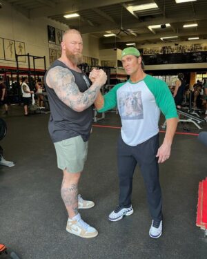 Hafþór Júlíus Björnsson Instagram - Trained legs with @mikeohearn / video live on YouTube! Baby don’t hurt me.. 🕺