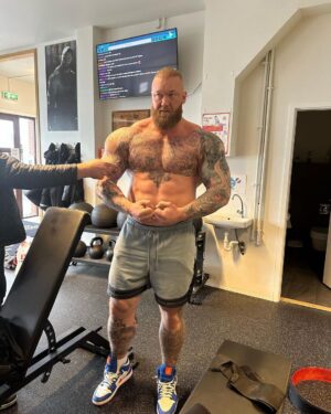 Hafþór Júlíus Björnsson Instagram - Not bad for a fat guy. 177kg and still visible abs. #dadbod @thorspowergym