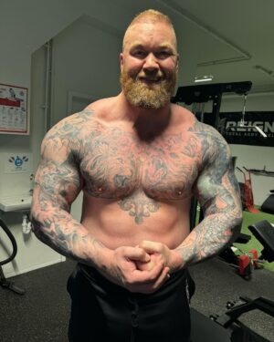 Hafþór Júlíus Björnsson Instagram - Body weight 186kg and increasing. Can you guys see the scar on my pec? @stevemoramd did a pretty good job! 🤌
