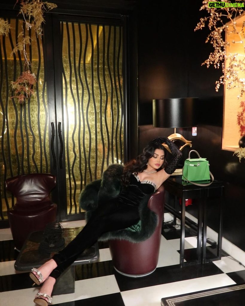 Haifa Wehbe Instagram - Peur de rien 🖤🤍 #haifawehbe #explore #paris Hôtel Marignan Champs Elysées