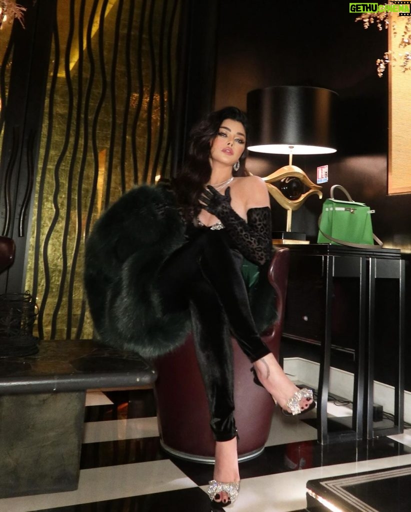 Haifa Wehbe Instagram - Peur de rien 🖤🤍 #haifawehbe #explore #paris Hôtel Marignan Champs Elysées