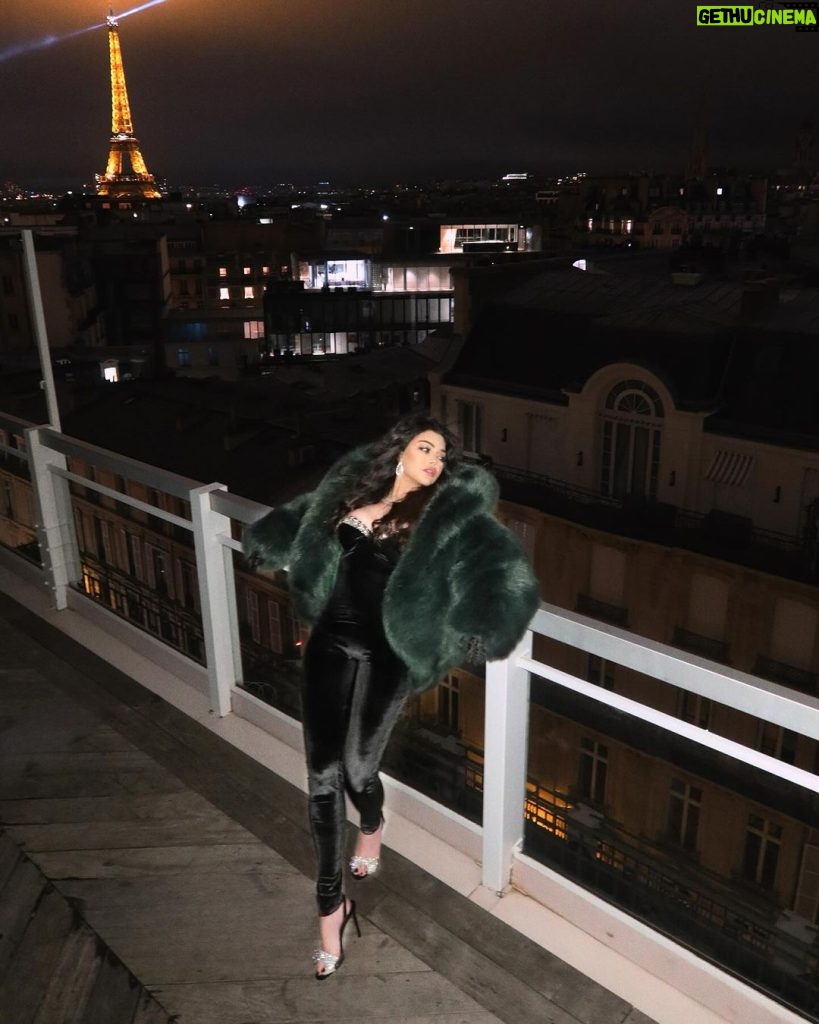 Haifa Wehbe Instagram - Peur de rien 🖤🤍 #haifawehbe #explore #paris Hôtel Marignan Champs Elysées