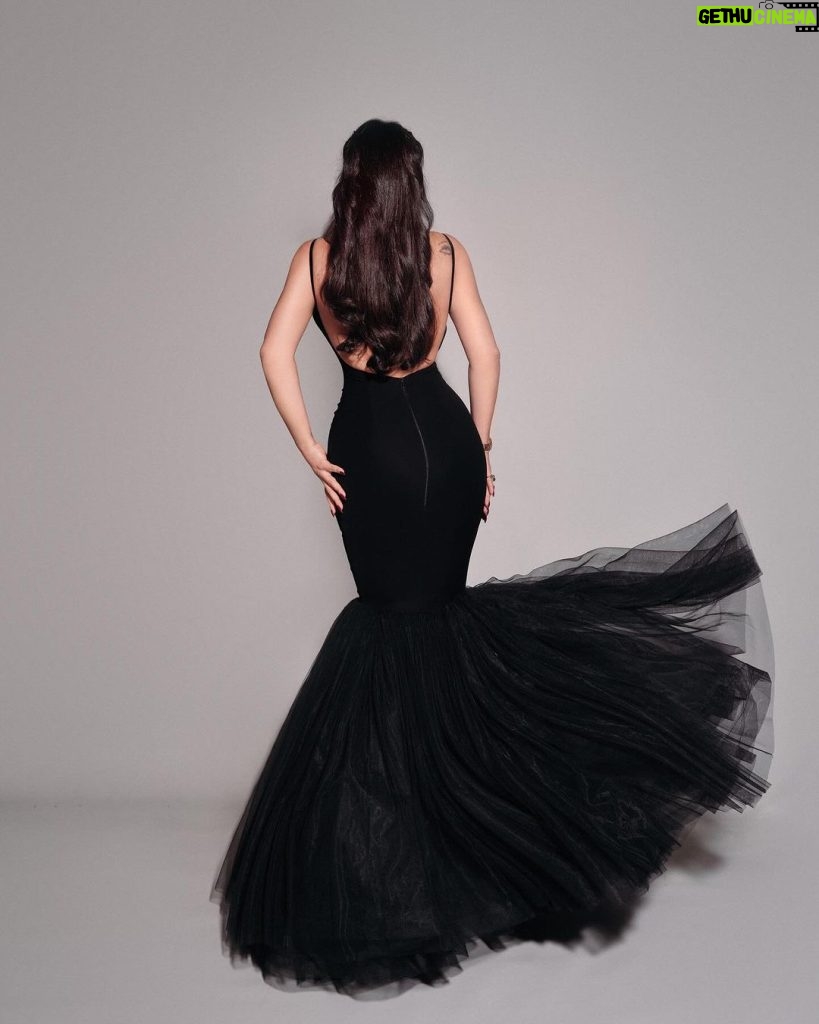 Haifa Wehbe Instagram - 𝑻𝒉𝒆 𝒅𝒆𝒍𝒊𝒄𝒂𝒄𝒚 𝒐𝒇 𝒅𝒆𝒕𝒂𝒊𝒍𝒔! From @qirat_kw new collection ✨️ شكراً قيراط على التصميم المميز! I love my dress thank you 💎🫶🏻💋 #هيفاء_وهبي الكويت - Kuwait