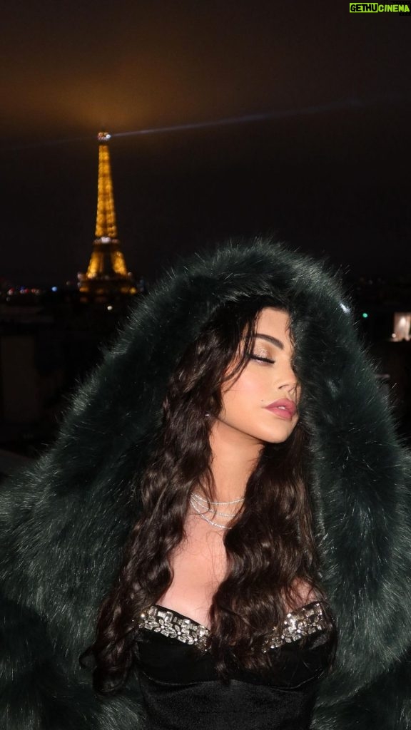 Haifa Wehbe Instagram - Paris..Je t’aime ❤️ #haifawehbe Hôtel Marignan Champs Elysées