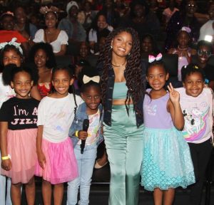 Halle Bailey Instagram - wow 🥹2023 is a year i will never ever forget ♥️looking back on this year i can’t believe this is my life, i’m so thankful to God 💕🥲also thankful to all of you for your unwavering support. let’s bring in this new year stronger than ever, life is what we make it 👼🏽❤️✨