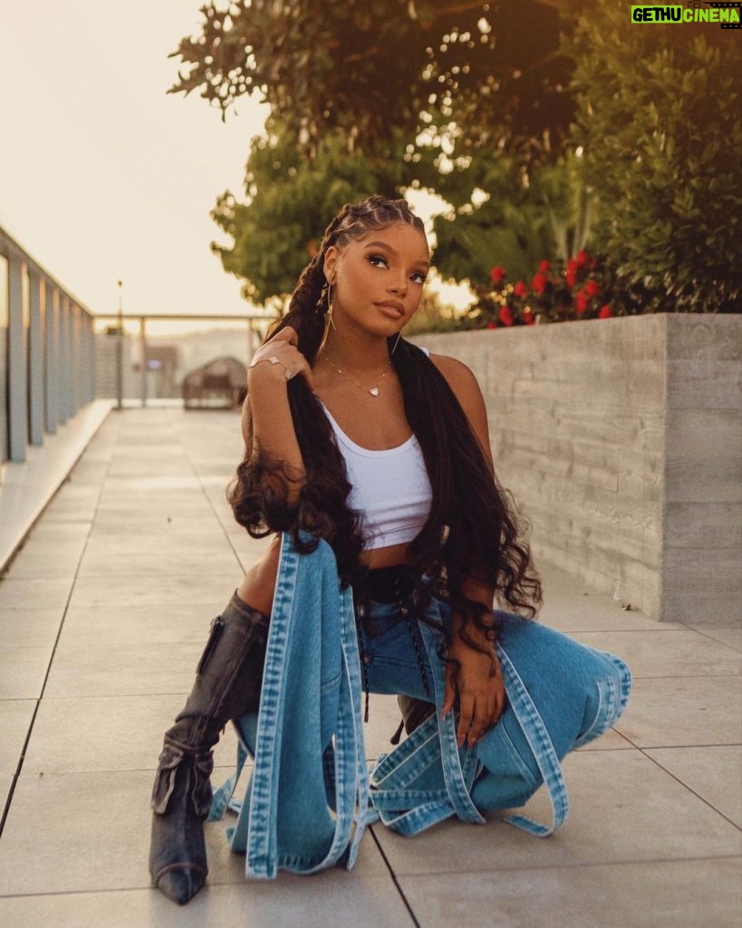 Halle Bailey Instagram - i’m so deep in my bag like a grandma with a peppermint 🤣❣️🎶