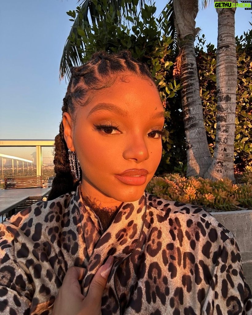 Halle Bailey Instagram - golden hour ✨🖤