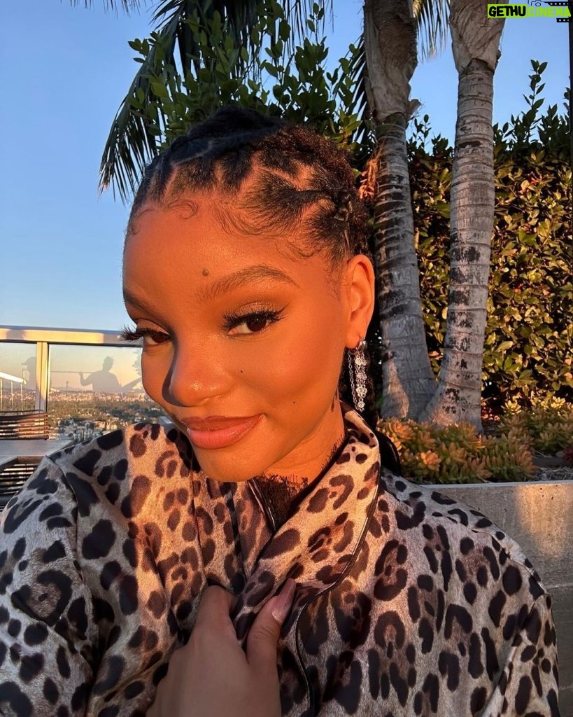 Halle Bailey Instagram - golden hour ✨🖤