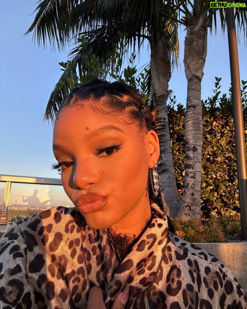 Halle Bailey Instagram - golden hour ✨🖤