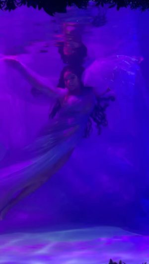 Halle Bailey Instagram - 🧜🏽‍♀️missing my belly already 💜but i obviously had to do underwater pics 😉