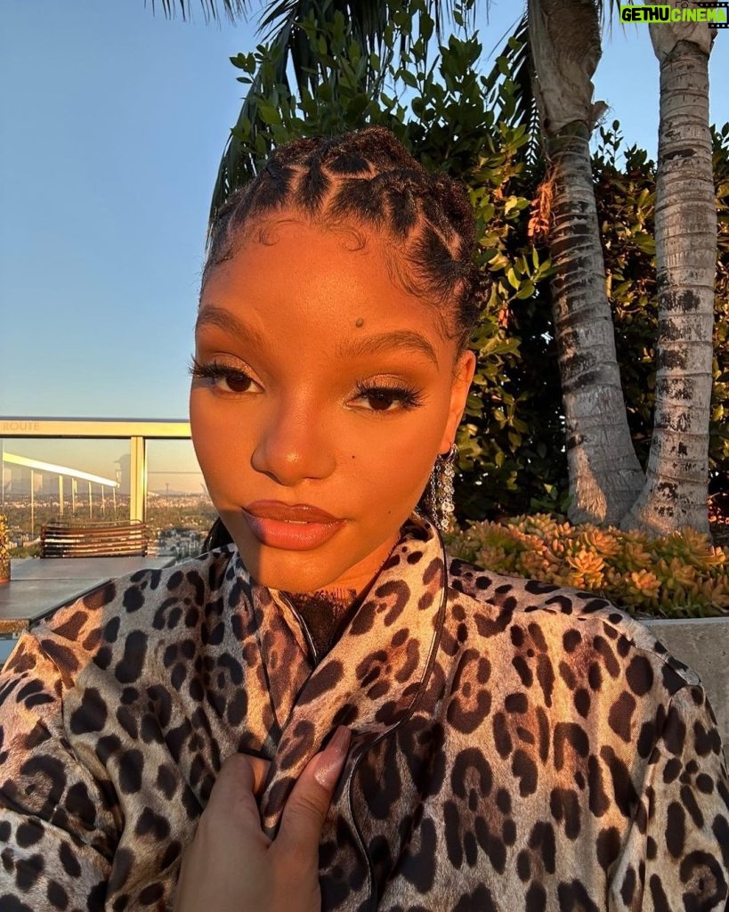 Halle Bailey Instagram - golden hour ✨🖤