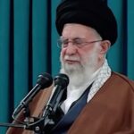 Hamid Farrokhnejad Instagram - واین درست نمود همون نگاه خود خدا بینیه که ،در درجات و مراتب بالا به سراغ دیکتاتور ها میاد ، "کوس انالحق " میزنن و میگن تاریخ از زمانی شروع میشه که من اراده کنم ، کائنات حول من میچرخند و من به عنوان چوپان تشخیص میدهم مصلحت گوسفندانم در چیست و تکرار دوباره تاریخ … خب البته هرچقد اوسا باشی و پنهون کنی یه جایی از دستت در میره و رو میکنی و با انگشت خودتو نشون میدی و میگی نظام یعنی “من “ . توی دور و بریات حتما هستن ادمهایی که حس کردن دیگه یه ادم عادی و معقول نیستی ولی جرات نمیکنن به روت بیارن ،میترسن و نمیگن میترسیم ، همه جا می گن عاشقتیم و یواشکی اسم ترسشونو میزارن ارادت ! برا تفسیرهای اشتباهت هورا میکشن و ترجیح میدن باهات ته دريا غرق شن و بمیرن تا به خشمت گرفتار شن و بمیرن . داستان تکراری و خسته کننده ایه ، ماجرای ادمی که فکر میکرد اینقد کرامات داره که میتونه روی اقیانوس راه بره و غرق نشه .