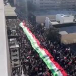 Hamid Farrokhnejad Instagram - تمام قد به احترام این حضور تاریخی و مقتدر ایرانیان وطن پرست خارج کشور در همصدایی با مردم داخل و نفی حکومت ظلم میایستیم ، کوچک نمایی و تضعیف این حماسه بزرگ وظیفه مزدوران شکست خورده وابسته رژیم اخوندی است ، همه ما در یک صف برای ازادی ایران و تکرار حضورهایی از این دست با اتحاد و یکپارچگی تا آزادی ایرانمان ایستاده ایم همه با هر سلیقه و هر گرایش سیاسی ، این افتخار متعلق به مردم ایران است نه هیچ حزب و گروهی ،پاینده باد ایران 💚🤍❤️ لطفا نشر حداكثري✌️