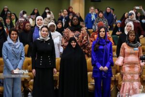 Hamid Farrokhnejad Instagram - مجازات كسي كه سربريده زن ايراني رو با افتخار توي شهر ميچرخونه از كسي كه سطل زباله آتش زده كمتره ، اونوقت ميلياردها تومن پول اين مملكت صرف اين شو احمقانه ميشه كه بگن زن توي اين مملكت صاحب جايگاهه .