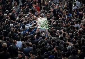 Hamid Farrokhnejad Instagram - شهید برای مردم قهرمان است ، چه انهایی که در جنگ ایران و عراق و برای حفاظت از خاکشان و صد البته با بی تدبیری و شهوت کشور گشایی شما جان دادند و چه انهایی که در خیزش  شجاعانه بر علیه حکومت زورگوی شما از جانشان گذشتن تا مردمشان ازاد باشن ، این وسط مرده خوری شما تهوع اور است ، هر وقت قافیه برایتان تنگ میشود یاد شهدای جنگ می افتید که چه ؟ ایمان دارم جوانان با غیرت انزمان اگر امروز بودند ،علیه ظلم شما در خیابانها میجنگیدن.
جعبه هایی که در خیابانها میچرخانید نماد شجاعت این ملت اند نه حقانیت شما ، شما مرده خوران کهنه کاری هستید که سالهای سال از جانباختگان واقعه کربلا ارتزاق میکردید و امروز هم از رفتگان جنگ ، این دست و پا زدن ها و اویزان شدن به نمادهایی که در خاطره مردم ارزشمندند برای شما وجاهت درست نمیکند ، شما تمام شده اید و اعتبارتان پیش مردم از بین رفته ، ابرو را گدایی نکنید که دیر زمانیست فاقد انید ، باورهای مذهبی مردم را بابت رزق و روزی حقیرتان به باد دادید با خاطرات مقدس مردم کاسبی نکنید ، “شهدا متعلق به مردمن نه شما.”
