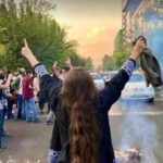 Hamid Farrokhnejad Instagram - تعظیم میکنم به همه کسانی که با ایمان به سرنگونی رژیم ظلم از عزیز ترین دارایی هاشون گذشتن و همه انچه منافی اتحاد و همبستگیشون هست رو بخاطر آرمان بزرگشون هوشیارانه کنار گذاشتن و گلایه ها و شکایتها رو به زمان دیگری موکول کردند و از هر آنچه که خللی در راه این خیزش ایجاد کند ، دوری کردندو نفع جمع رو به منافع شخصی ترجیح دادن . انانی که برای پیوستن توابین شرط نمی گذارند و‌خود را صاحب خیزش نمیدانند و به کسی طعنه نمیزنند ؛” چرا دیر امدی “ و “چرا تا حالا سکوت کردی” . انانی که آغوششان برای “جذب حداکثری “باز است و فهم دارند که امروز روز تسویه حساب شخصی نیست و این خیزش متعلق به همه است و درصد انقلابی گریشان را با بازخواست دیگران و انتصابشان به غیر بالا نمیبرند. حدود ده روز است ایران را ترک کرده ام و با جماعتی آشنا شده ام که خود را “اپوزوسیون “مینامند و سالهاس شغل خود را دشمنی با حکومت جائر و ظالم جمهوری اسلامی میدانند ، خیلی زود متوجه شدم چقدر جمهوری اسلامی خوشبخت است که چنین مخالفینی در مقابل خود دارد ، جماعتی که فقط خود را میبیند و هیچ کدام دیگری را قبول ندارد، جماعتی پر از مشکل شخصی با یکدیگر که بعد از گذشت چهل و چهار سال هنوز نتوانسته به رهبری مشترکی رای بدهد و جماعتی که هرکدام ساز خود را میزند و رسانه هایی که چشم دیدن هم را ندارند و همه وقت خود را صرف از بین بردن خودشان میکنن . نمیدانم مرا نفوذی خطاب خواهید کرد یا هرانچه صلاح میدانید ولی کاش همه شما با خدم و‌حشمتان و اسمها و عناوین مختلفتان همت و عقل و بینش یک “دهه هشتادی “را داشتید و از سهم خواهی ها و خود خواهی ها و پرچم بازی هاتان دست میکشیدید و یک بار این جنم را از خودتان نشان میدادید که زیر یک چتر جمع شوید و یک صدا داشته باشید ، طلب کاری ها و تسویه حسابها را کنار بگذارید و یک نگاه داشته باشید ، از جوانهای کف خیابانهای ایران یاد بگیرید که امروز بیش از هر زمانی به یکی بودن محتاجیم و به یکی شدن . خوب یا بد زیاد بلد نیستم مصلحت اندیش باشم و آنچه را که فکر میکنم به زبان میاورم شاید خوشتان نیاید ولی تا شما اینگونه اید ، نظام ظالم حاکم بر ایران شاد خواهد بود از داشتن همچین دشمنانی .