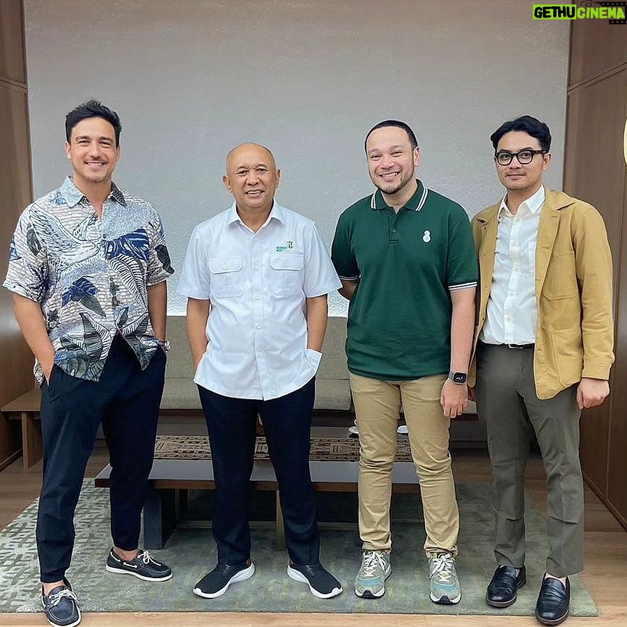 Hamish Daud Instagram - Good talks and alignment with Minister of Cooperatives and SMEs Kang Teten Masduki. Our current partnership focuses on SMEs (small medium enterprises) by creating BisnisHUB (Hijau Untuk Bumi) where we assist small business owners to take responsibilty of their post consumed items & recycle through the Octopus pick-up service. #BisnusHUB #AnewHabit #OctopusinAja Buat semua pemilik UMKM, yuk download @octopus.ina & jadikan Bisnismu Hijau Untuk Bumi. Kementerian Koperasi dan UKM