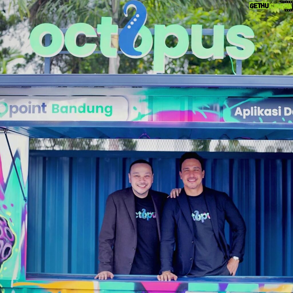 Hamish Daud Instagram - Thank you Bandung for your energy and endless support towards OCTOPUS. At the Bandung landmark building - Gedung Sate supported by @dlh_jabar @humas_jabar @asistenpemkesrajabar we announced our expansion plans for 2023. Thank you to everyone involved who helped make this event possible & to team OCTOPUS for all your hard work. @octopus.ina #solusidaurulangmu #ANewHabit Gedung Sate Kota Bandung