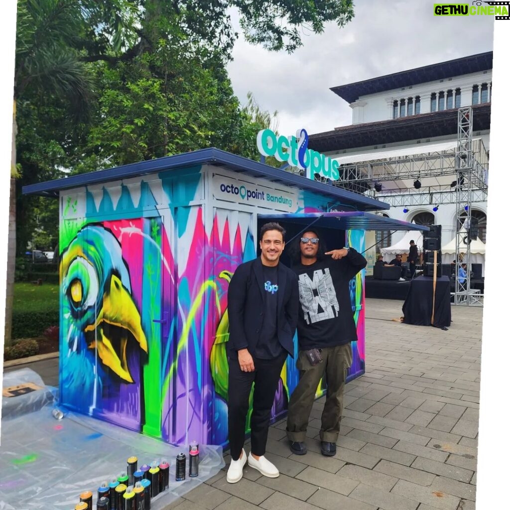 Hamish Daud Instagram - Thank you Bandung for your energy and endless support towards OCTOPUS. At the Bandung landmark building - Gedung Sate supported by @dlh_jabar @humas_jabar @asistenpemkesrajabar we announced our expansion plans for 2023. Thank you to everyone involved who helped make this event possible & to team OCTOPUS for all your hard work. @octopus.ina #solusidaurulangmu #ANewHabit Gedung Sate Kota Bandung