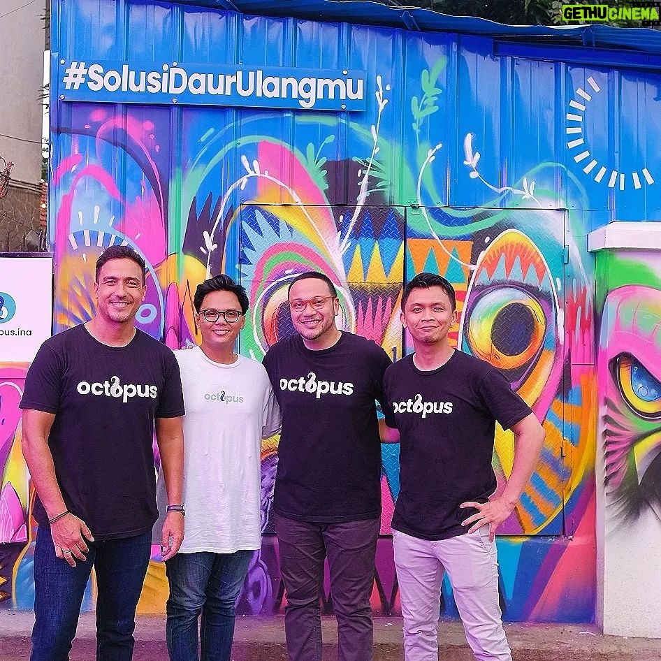 Hamish Daud Instagram - I've been a full-time trash man for 3 years now! Collabed with @amichsan @rizkimrdn @nikoadin & @masaryo 3 years ago to help formulate the @octopus.ina ecosystem. This tech approach to collecting and recycling post-consumed items has helped us make an impact on the environment and informal sectors. Preventing rubbish from ending up in the ocean was one thing, but being a part of a behavioral shift was where my soul has been for the past few years. It has been a journey so far! challenging & rewarding. Learning & achieving. Creating a system where everyone can benefit. I'm so proud of the team and the hard work that everyone has put in. Thank you to everyone who has supported & enabled us to grow. Gotta give a shout out to my Mrs for her endless support. I wouldn't have been able to push through without her good energy and positive vibes @raisa6690 With that said, I'm feeling good. Buckle up team @octopus.ina - lezzgo! Indonesia