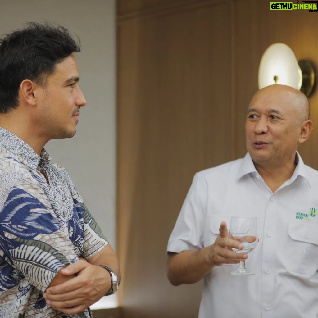 Hamish Daud Instagram - Good talks and alignment with Minister of Cooperatives and SMEs Kang Teten Masduki. Our current partnership focuses on SMEs (small medium enterprises) by creating BisnisHUB (Hijau Untuk Bumi) where we assist small business owners to take responsibilty of their post consumed items & recycle through the Octopus pick-up service. #BisnusHUB #AnewHabit #OctopusinAja Buat semua pemilik UMKM, yuk download @octopus.ina & jadikan Bisnismu Hijau Untuk Bumi. Kementerian Koperasi dan UKM