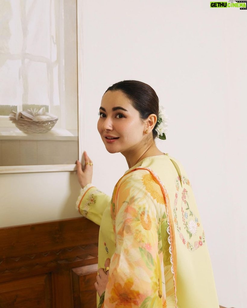 Hania Aamir Instagram - Coco Lawn Unstitched 2024 Pre-booking is live on our official website.