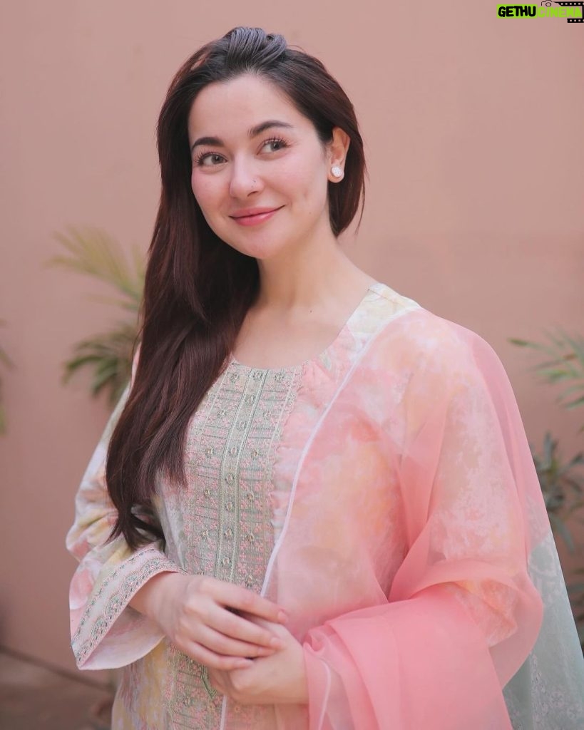 Hania Aamir Instagram - Hania Aamir x @shop_garnet 🌸 Get my look on UPTO 40% OFF in PKR 4,929/- only. Shop now from garnetclothing.com before the stock runs out ‼️ #Garnet #GarnetxHaniaAamir