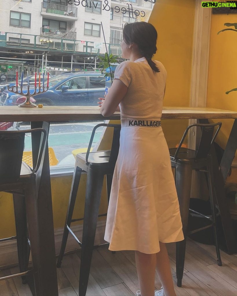 Hania Aamir Instagram - 🦙 Manhattan, New York