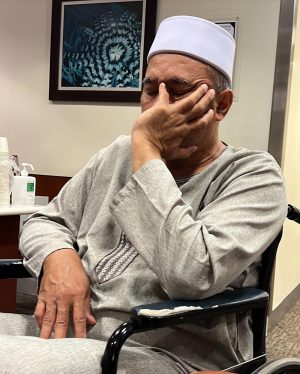 Hanis Zalikha Instagram - Kalau anyone you know jatuh kepala terhentak, luaran memang takde apa tapi dalaman maybe boleh jadi pendarahan perlahan. Sejurus dari terjatuh, bila check X-Ray dan CT scan it will tell you nothing, semua clear saja, but 2-3weeks later could turn into your biggest nightmare when the blood has flooded a big part of your brain.

My dad realised something was wrong hampir sebulan lepas jatuh, when suddenly he couldn’t really move his right leg. Macam lagging. Sebab dia jatuh terhentak dahi kiri, bila anggota belah kanan yang terjejas, we knew it must be the brain. 

I picked him up and asked about his very very recent trip to Acheh, he said “Bila Daddy pergi Acheh?”. Ya Allah this very man, is my dad, someone who was very sharp and opinionated, tiba-tiba sangat blur dan slow, jawab sepatah-sepatah.

So I spent the whole day uruskan dia, consulted two specialists and one neurosurgeon and when he is finally admitted that night to prepare him for his surgery the following day, he told the family “Daddy tadi drive sendiri datang sini”. My heart sank, I was frantic with worry — takutnya lagi lambat ni lagi banyak memori dia hilang.

The brain surgery went well atas izin Allah, thank you to everyone involved. Doktor kata kalau lewat sikit je lagi memang boleh hilang keupayaan bercakap, keupayaan bernafas dan seterusnya koma, sebab otak dah compressed terlalu banyak darah.

I jot this here as a reminder for all of us to always jangan tangguh-tangguh kalau hati dah tergerak.

Daddy masih tak ingat I bawak dia pi hospital hari tu. Nasib baik kita selfie.