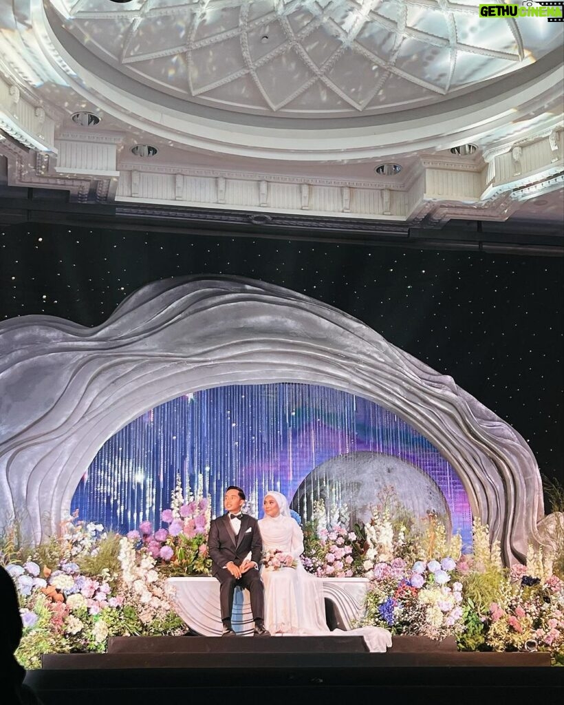 Hannah Delisha Instagram - A beautiful bulan dan bintang night. Love and blessing always to both of you @meripergibulat 🌕✨ Dressed in @rizmanruzaini #manjegotmeried