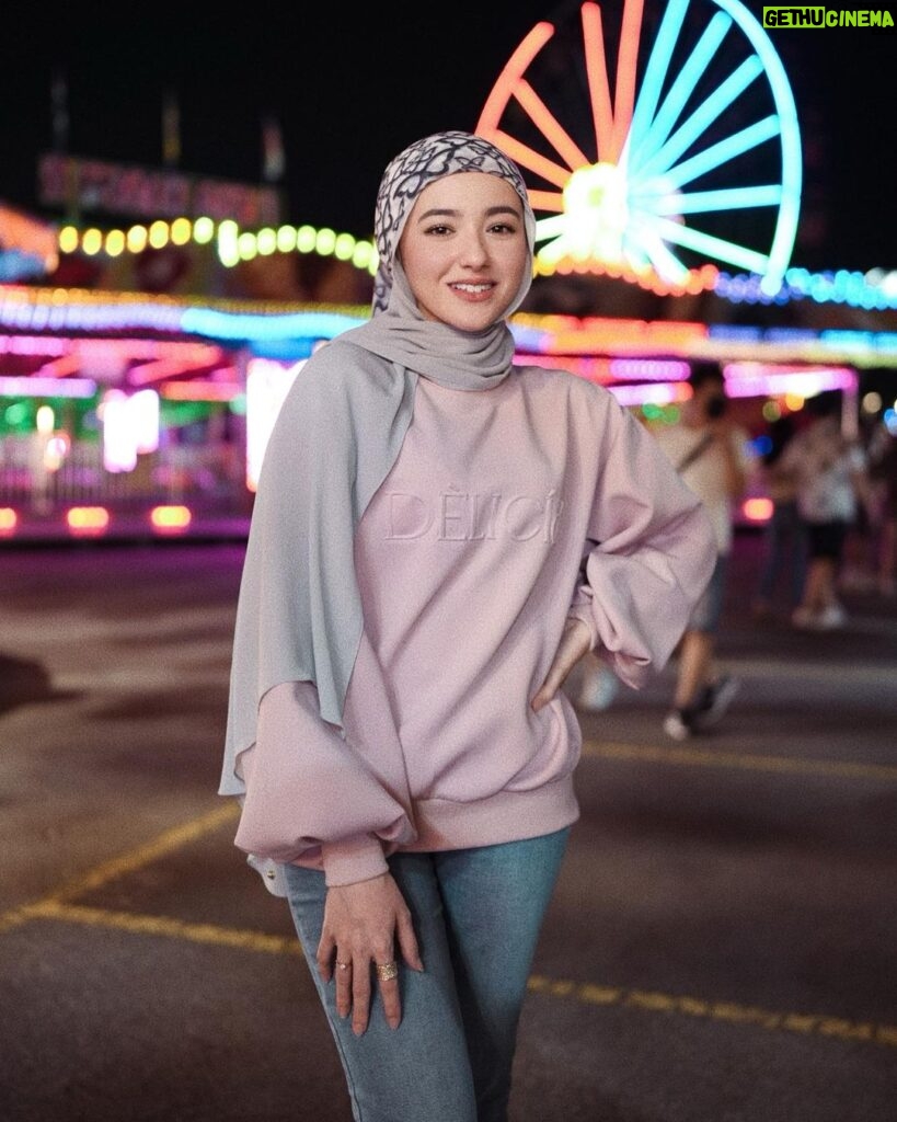 Hannah Delisha Instagram - a puffy-ness affair this sweatshirt season. Soft and smooth to the touch, I’m wearing the NEW Puffy Oversized Sweatshirt by @deliciaofficielle Get yours Now!😘 📷: Mr Hungry go-Where @momembe.co