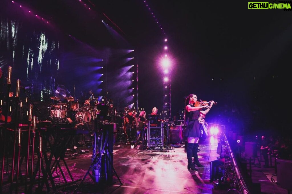 Hans Zimmer Instagram - Paris, you will always have our hearts. Thank you for three amazing sold out shows 💛 #HansZimmerLive 📸 @thejoeeley Accor Arena