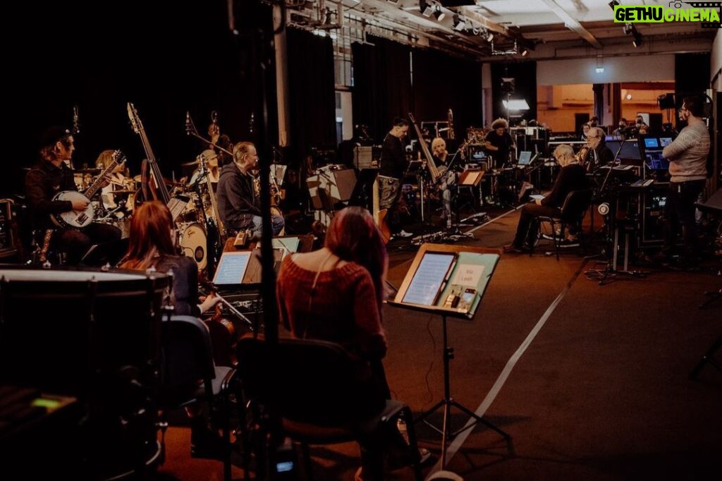 Hans Zimmer Instagram - The #HansZimmerLive band is BACK and preparing for our European tour! 🎸🥁🎷If you don’t have tickets yet, head to hanszimmerlive.com to see what dates are available.