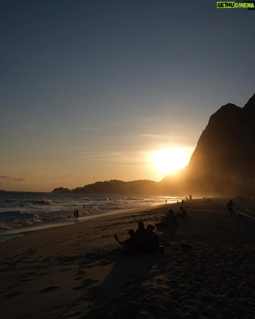 Hariany Almeida Instagram - Entre ondas e brisas cariocas ☀️ Rio de Janeiro, Rio de Janeiro