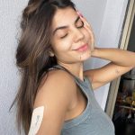 Hariany Almeida Instagram - Aparecendo um pouco sem filtro, sem make, sem julgamentos comigo mesma , me olhando e me amando exatamente do jeitinho que eu sou… 1 foto momento preguiça. 2 foto me olhando amando até as minhas olheiras. Kkk 3 foto minha alimentação desses dias, sorvetinho para ajudar na recuperação, e comprei esse livrinho de pinturas para passar o tempo. 4 foto minha mãe cmg, cuidando de mim o dia todo. 5 vídeo eu me analisando para ver se não tem nada inchado kkk São Paulo, Brazil