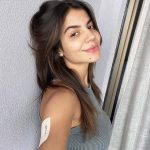 Hariany Almeida Instagram - Aparecendo um pouco sem filtro, sem make, sem julgamentos comigo mesma , me olhando e me amando exatamente do jeitinho que eu sou… 1 foto momento preguiça. 2 foto me olhando amando até as minhas olheiras. Kkk 3 foto minha alimentação desses dias, sorvetinho para ajudar na recuperação, e comprei esse livrinho de pinturas para passar o tempo. 4 foto minha mãe cmg, cuidando de mim o dia todo. 5 vídeo eu me analisando para ver se não tem nada inchado kkk São Paulo, Brazil