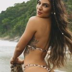 Hariany Almeida Instagram - Marquinha da Hari totalmente de cara nova pra deixar o seu verão ainda mais belo! Novas cores, nova modelagem e uma supeeer novidade que é essa estampa maravilhosa 🐆 biquíni de marquinha e estampa de Animal Print é a combinação perfeita, né? Vocês gostaram?? Já está disponível na pré-venda pelas nossas plataformas digitais e com um valor especial de lançamento de R$129 por R$99 e você recebe na sua casa à partir do dia 20/12, então já corre pro site pra garantir o seu! 🫶🏼