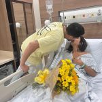 Hariany Almeida Instagram - Meus grudesss, passei por uma cirurgia para retirar as amígdalas, carne esponjosa e corrigir o desvio de septo. Estou me recuperando bem e em breve vou contar mais sobre todo o processo, tá??? Também quero agradecer por todas as mensagens carinhosas que vocês estão me mandando 🌻❤️ ahhh, eu contei mais sobre a cirurgia no meu canal do youtube, assistam lá! E eu quero saber se alguém aqui já operou disso, como foi a recuperação?? Me contem tudo! São Paulo, Brazil