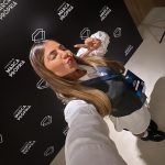 Hariany Almeida Instagram - 02/03/2024 o dia que eu conclui os 3 dias de imersão para marca própria. Eu iniciei o meu mês com o pé direito e não consigo mensurar o tamanho da minha felicidade de ter me permitido viver o que vivi nesses últimos 3 dias, só quem tem TDHA sabe o quanto é difícil começar projetos e concluir. Por várias vezes, eu sonhei, me dediquei e desisti no meio do caminho mas dessa vez está sendo diferente… e com essa experiência, eu aprendi muito, culturas diferentes, fiz conexões com várias pessoas que estão no mercado há tantos anos e estavam ali como eu, buscando aprender ainda mais. Nessa experiência eu pude entender e conter a minha ansiedade porque todo processo é demorado e entenda que se você quer fazer algo bem feito, são muitos detalhes a serem alinhados. Minha jornada como empreendedora já existe porque sou dona da minha própria carreira mas agora essa parte em mim está se aflorando cada vez mais na construção da MINHA PRÓPRIA MARCA, quem me acompanha aqui sabe que não é de hoje que estou em fase de construção desse sonho, está demorando mas é porque é meu GRANDE SONHO e quero que saia tudo do jeitinho que sempre sonhei… estou me doando e mergulhando de cabeça nesse projeto para que eu consiga entregar o de melhor pra vocês porque vocês fazem parte da minha história e merecem o melhor também. A minha marca já existe, só ainda não foi lançada mas essa marca não é só minha, ela é NOSSA!!! E todo o processo está sendo com MUITO AMOR, a cultura que adoto para todos meus projetos é de muito amor, criatividade e inovação e assim está sendo esse meu projeto, meu coração está quentinho, vocês não perdem por esperar 😻😻😻 e quando alguém dizer para você que você não é capaz, não acredite pois a única pessoa que tem que dizer sobre a seu respeito é você mesmo. Você é a pessoa responsável por tracar o seu destino porque a vida é feita de escolhas, então escolha dar o primeiro passo e veja o que acontece! A vida nos surpreende ❤️ muito feliz e grata pelo aprendizado. @imersaomarcapropria