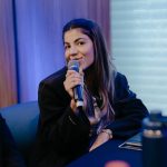 Hariany Almeida Instagram - 02/03/2024 o dia que eu conclui os 3 dias de imersão para marca própria. Eu iniciei o meu mês com o pé direito e não consigo mensurar o tamanho da minha felicidade de ter me permitido viver o que vivi nesses últimos 3 dias, só quem tem TDHA sabe o quanto é difícil começar projetos e concluir. Por várias vezes, eu sonhei, me dediquei e desisti no meio do caminho mas dessa vez está sendo diferente… e com essa experiência, eu aprendi muito, culturas diferentes, fiz conexões com várias pessoas que estão no mercado há tantos anos e estavam ali como eu, buscando aprender ainda mais. Nessa experiência eu pude entender e conter a minha ansiedade porque todo processo é demorado e entenda que se você quer fazer algo bem feito, são muitos detalhes a serem alinhados. Minha jornada como empreendedora já existe porque sou dona da minha própria carreira mas agora essa parte em mim está se aflorando cada vez mais na construção da MINHA PRÓPRIA MARCA, quem me acompanha aqui sabe que não é de hoje que estou em fase de construção desse sonho, está demorando mas é porque é meu GRANDE SONHO e quero que saia tudo do jeitinho que sempre sonhei… estou me doando e mergulhando de cabeça nesse projeto para que eu consiga entregar o de melhor pra vocês porque vocês fazem parte da minha história e merecem o melhor também. A minha marca já existe, só ainda não foi lançada mas essa marca não é só minha, ela é NOSSA!!! E todo o processo está sendo com MUITO AMOR, a cultura que adoto para todos meus projetos é de muito amor, criatividade e inovação e assim está sendo esse meu projeto, meu coração está quentinho, vocês não perdem por esperar 😻😻😻 e quando alguém dizer para você que você não é capaz, não acredite pois a única pessoa que tem que dizer sobre a seu respeito é você mesmo. Você é a pessoa responsável por tracar o seu destino porque a vida é feita de escolhas, então escolha dar o primeiro passo e veja o que acontece! A vida nos surpreende ❤️ muito feliz e grata pelo aprendizado. @imersaomarcapropria