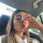 Hariany Almeida Instagram - 02/03/2024 o dia que eu conclui os 3 dias de imersão para marca própria. Eu iniciei o meu mês com o pé direito e não consigo mensurar o tamanho da minha felicidade de ter me permitido viver o que vivi nesses últimos 3 dias, só quem tem TDHA sabe o quanto é difícil começar projetos e concluir. Por várias vezes, eu sonhei, me dediquei e desisti no meio do caminho mas dessa vez está sendo diferente… e com essa experiência, eu aprendi muito, culturas diferentes, fiz conexões com várias pessoas que estão no mercado há tantos anos e estavam ali como eu, buscando aprender ainda mais. Nessa experiência eu pude entender e conter a minha ansiedade porque todo processo é demorado e entenda que se você quer fazer algo bem feito, são muitos detalhes a serem alinhados. Minha jornada como empreendedora já existe porque sou dona da minha própria carreira mas agora essa parte em mim está se aflorando cada vez mais na construção da MINHA PRÓPRIA MARCA, quem me acompanha aqui sabe que não é de hoje que estou em fase de construção desse sonho, está demorando mas é porque é meu GRANDE SONHO e quero que saia tudo do jeitinho que sempre sonhei… estou me doando e mergulhando de cabeça nesse projeto para que eu consiga entregar o de melhor pra vocês porque vocês fazem parte da minha história e merecem o melhor também. A minha marca já existe, só ainda não foi lançada mas essa marca não é só minha, ela é NOSSA!!! E todo o processo está sendo com MUITO AMOR, a cultura que adoto para todos meus projetos é de muito amor, criatividade e inovação e assim está sendo esse meu projeto, meu coração está quentinho, vocês não perdem por esperar 😻😻😻 e quando alguém dizer para você que você não é capaz, não acredite pois a única pessoa que tem que dizer sobre a seu respeito é você mesmo. Você é a pessoa responsável por tracar o seu destino porque a vida é feita de escolhas, então escolha dar o primeiro passo e veja o que acontece! A vida nos surpreende ❤️ muito feliz e grata pelo aprendizado. @imersaomarcapropria