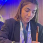 Hariany Almeida Instagram - 02/03/2024 o dia que eu conclui os 3 dias de imersão para marca própria. Eu iniciei o meu mês com o pé direito e não consigo mensurar o tamanho da minha felicidade de ter me permitido viver o que vivi nesses últimos 3 dias, só quem tem TDHA sabe o quanto é difícil começar projetos e concluir. Por várias vezes, eu sonhei, me dediquei e desisti no meio do caminho mas dessa vez está sendo diferente… e com essa experiência, eu aprendi muito, culturas diferentes, fiz conexões com várias pessoas que estão no mercado há tantos anos e estavam ali como eu, buscando aprender ainda mais. Nessa experiência eu pude entender e conter a minha ansiedade porque todo processo é demorado e entenda que se você quer fazer algo bem feito, são muitos detalhes a serem alinhados. Minha jornada como empreendedora já existe porque sou dona da minha própria carreira mas agora essa parte em mim está se aflorando cada vez mais na construção da MINHA PRÓPRIA MARCA, quem me acompanha aqui sabe que não é de hoje que estou em fase de construção desse sonho, está demorando mas é porque é meu GRANDE SONHO e quero que saia tudo do jeitinho que sempre sonhei… estou me doando e mergulhando de cabeça nesse projeto para que eu consiga entregar o de melhor pra vocês porque vocês fazem parte da minha história e merecem o melhor também. A minha marca já existe, só ainda não foi lançada mas essa marca não é só minha, ela é NOSSA!!! E todo o processo está sendo com MUITO AMOR, a cultura que adoto para todos meus projetos é de muito amor, criatividade e inovação e assim está sendo esse meu projeto, meu coração está quentinho, vocês não perdem por esperar 😻😻😻 e quando alguém dizer para você que você não é capaz, não acredite pois a única pessoa que tem que dizer sobre a seu respeito é você mesmo. Você é a pessoa responsável por tracar o seu destino porque a vida é feita de escolhas, então escolha dar o primeiro passo e veja o que acontece! A vida nos surpreende ❤️ muito feliz e grata pelo aprendizado. @imersaomarcapropria