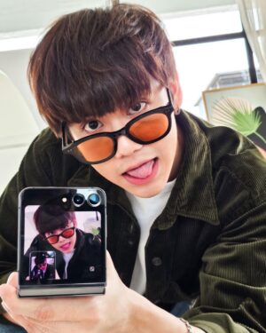 Harit Cheewagaroon Instagram - พับทั้งวัน พับทั้งคืน #GalaxyZFlip5 
#withGalaxy 
#TeamGalaxy 
#JoinTheFlipSide