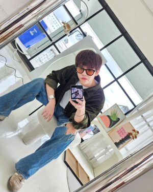 Harit Cheewagaroon Instagram - พับทั้งวัน พับทั้งคืน #GalaxyZFlip5 
#withGalaxy 
#TeamGalaxy 
#JoinTheFlipSide